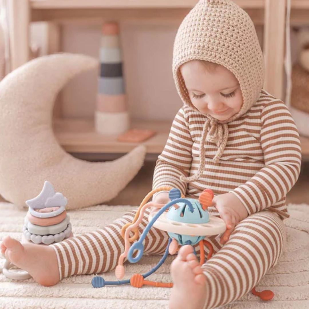 Barn leikur með Moonkie geimskip úr sílikoni